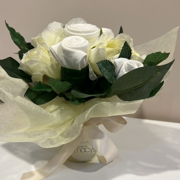 Baby Blooms Gender Neutral Baby Gift Set Flower Bouquet! - Picture 5 of 8